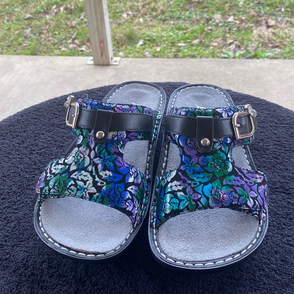 Algeria women shoes size 6.5 multicolored